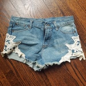 Mid rise bluejean shorts with lace